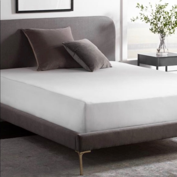 New Queen Weekender Waterproof Mattress Protector - Picture 2 of 7